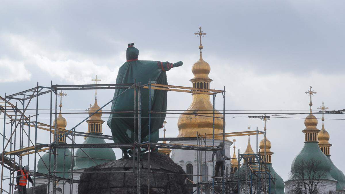 Voluntarios ucranianos protegen de los bombardeos rusos el monumento al Hetman Bohdan Khmelnytsky (comandante en jefe o máxima autoridad del Estado cosaco y líder del levantamiento contra la nobleza polaco-lituana en 1648), con las cúpulas doradas de la catedral de Santa Sofía de Kiev al fondo, Patrimonio de la Humanidad.