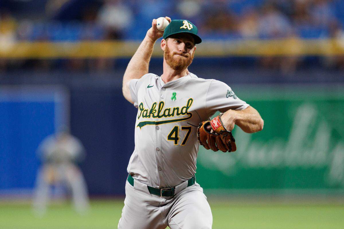 El derecho de los Atléticos de Oakland Michael Kelly fue suspendido por un año por apostar cuando estaba en las Ligas Menores.