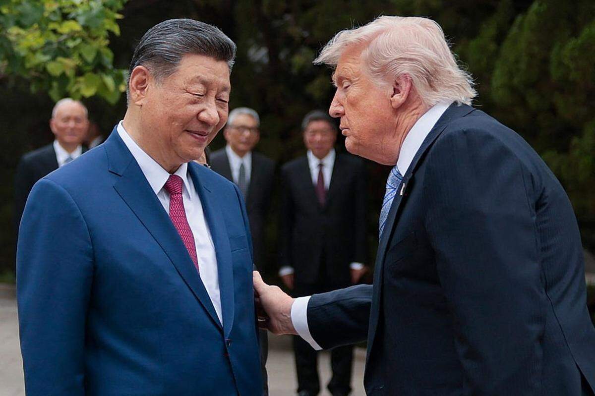 El presidente de Estados Unidos, Donald Trump, se despide del presidente de China, Xi Jinping, tras una visita al jardín de Zhongnanhai, en Pekín, el 15 de mayo de 2026.