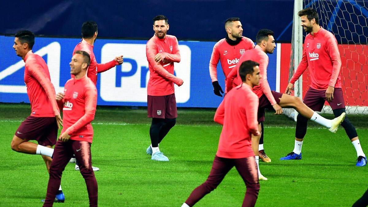 Los jugadores de Barcelona participan en una sesión de  entrenamiento el 5 de noviembre de 2018, en la víspera de su encuentro ante el Inter de Milán perteneciente al grupo B de la Liga de Campeones.