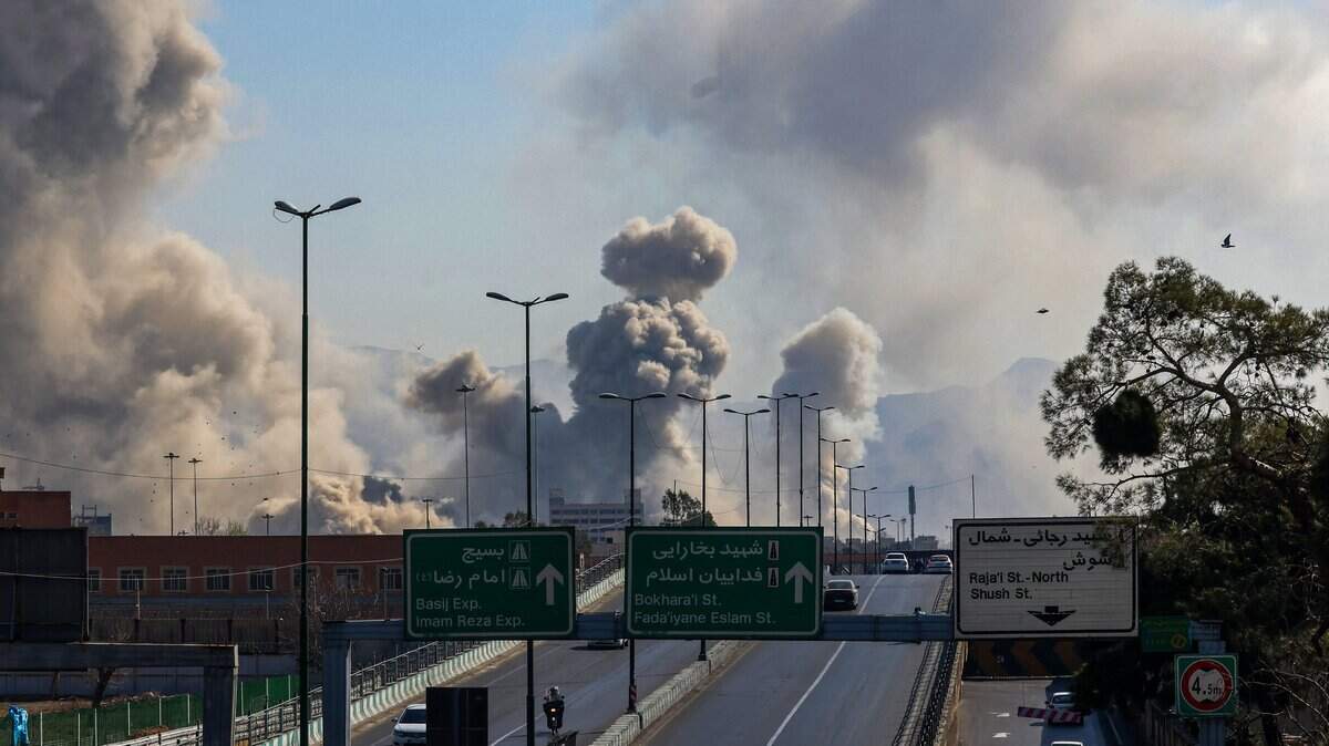 Una columna de humo se eleva tras un ataque en la capital iraní, Teherán, el 5 de marzo de 2026.
