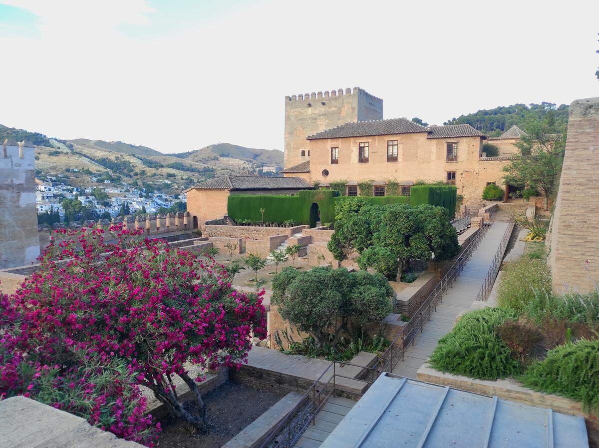 La Alhambra de Granada. Vista de zona de los palacios nazaríes. El mayor y más rico legado del poder y riqueza que alcanzó el reino nazarí de Granada hasta su rendición en 1492, se levanta como un castillo imponente de tonos rojizos cuyas robustas murallas ocultan al exterior la belleza de su interior.