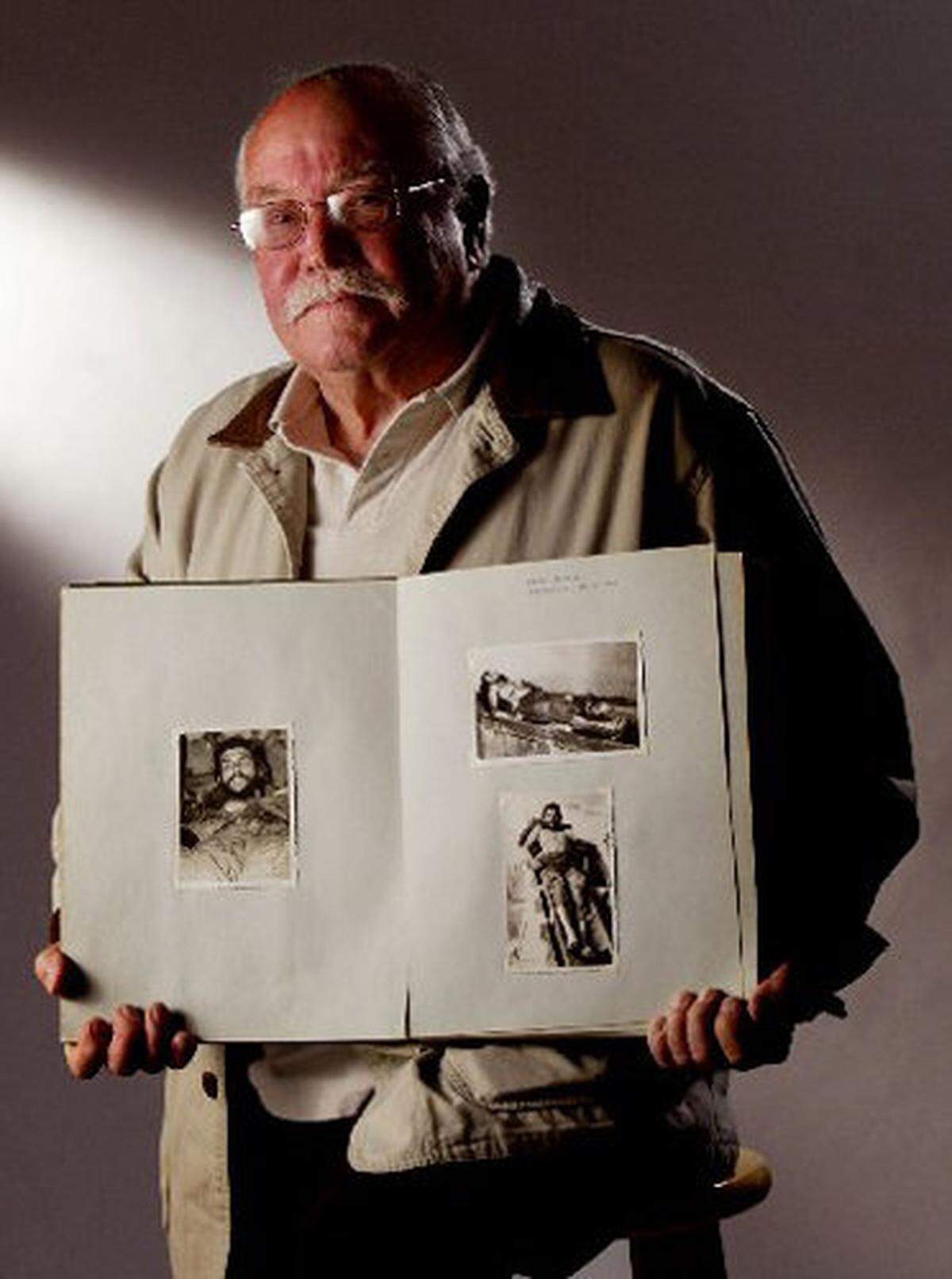 Gustavo Villoldo, ex agente de la CIA muestra fotos del cadáver del “Che” Guevara.