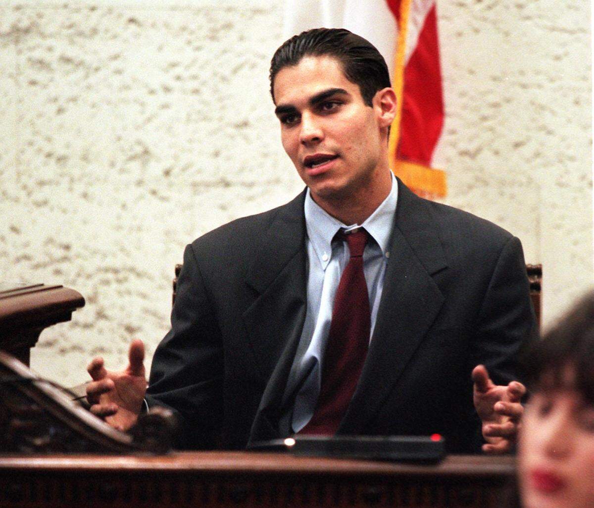 Francis Suárez, hijo del alcalde de Miami, Xavier Suárez, y entonces estudiante de segundo año en la Universidad Internacional de Florida, subió al estrado de testigos en nombre de su padre en un juicio por fraude electoral el 18 de febrero de 1998.