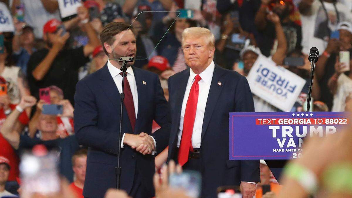 El candidato republicano a la vicepresidencia JD Vance hace la introducción del expresidente Donald Trump en un mitin en Atlanta, el 3 de agosto de 2024.