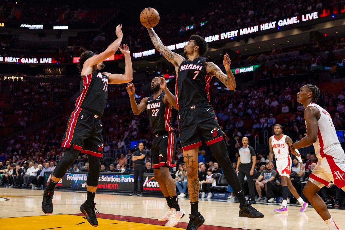 El jugador del Heat Kel’el Ware (7) consigue un rebote sobre sus compañeros de equipo Jaime Jáquez Jr. (11) y Andrew Wiggins, en el partido ante los Rockets de Houston celebrado el 21 de marzo de 2025 en Miami.