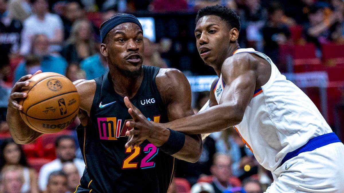 El delantero del Heat, Jimmy Butler (22), entra al aro ante el escolta de los Knicks, RJ Barrett (9), durante el FTX Arena el viernes 25 de marzo de 2022.