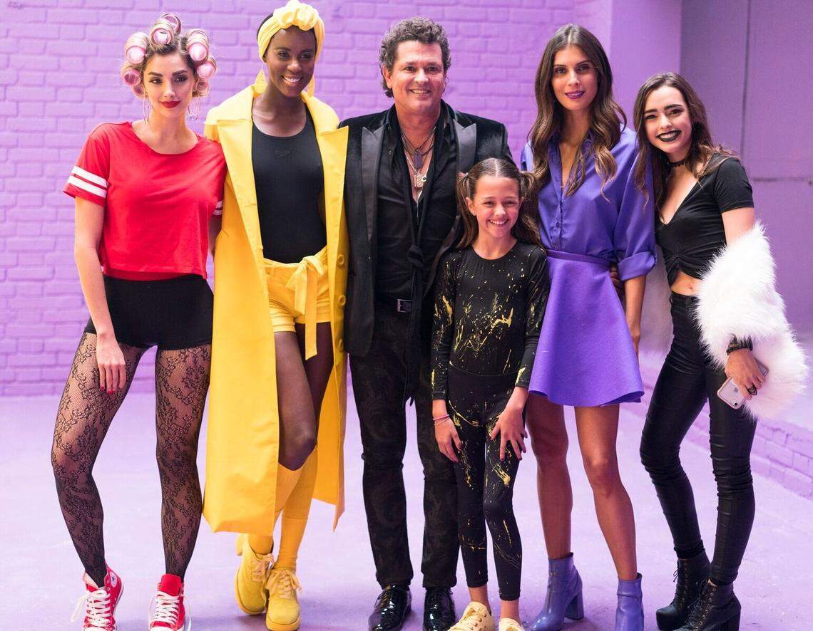 Carlos Vives junto a las modelos Melina Ramírez, Claudia Lozano,  su hija Elena y las modelos Toya Montoya y  Lucy Vives.Nevarez Communications