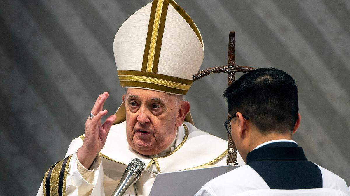 El papa Francisco abrió el Jueves Santo los ritos del triduo pascual de la Semana Santa en la basílica de San Pedro del Vaticano con la misa crismal, en la que se conmemora la institución del sacramento del orden sacerdotal.