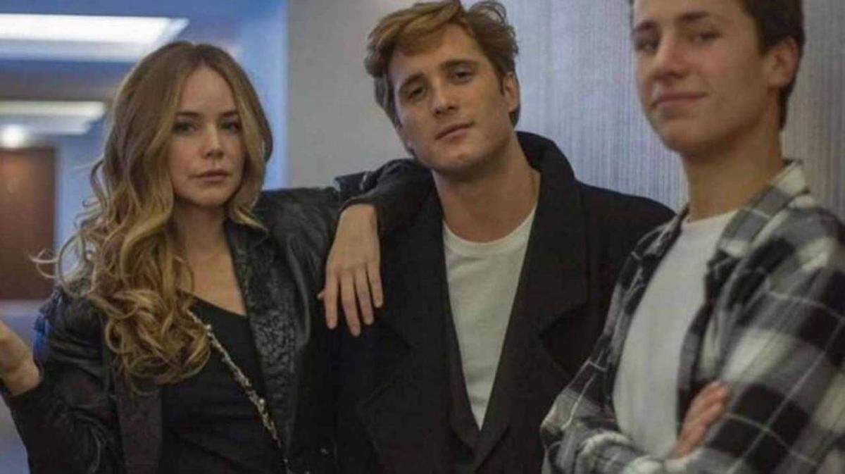 Diego Boneta (centro) interpreta a Luis Miguel en la serie sobre su vida. En la foto junto a Camila Sodi y Juanpa Zurita.