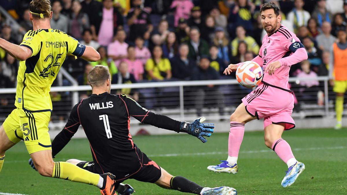 El astro del Inter Miami Lionel Messi dispara a puerta ante la defensa del portero de Nashville Joe Willis, en el partido de ida de octavos de final de la Liga de Campeones de la Concacaf, celebrado el 7 de marzo de 2024 en Nashville, Tennessee.