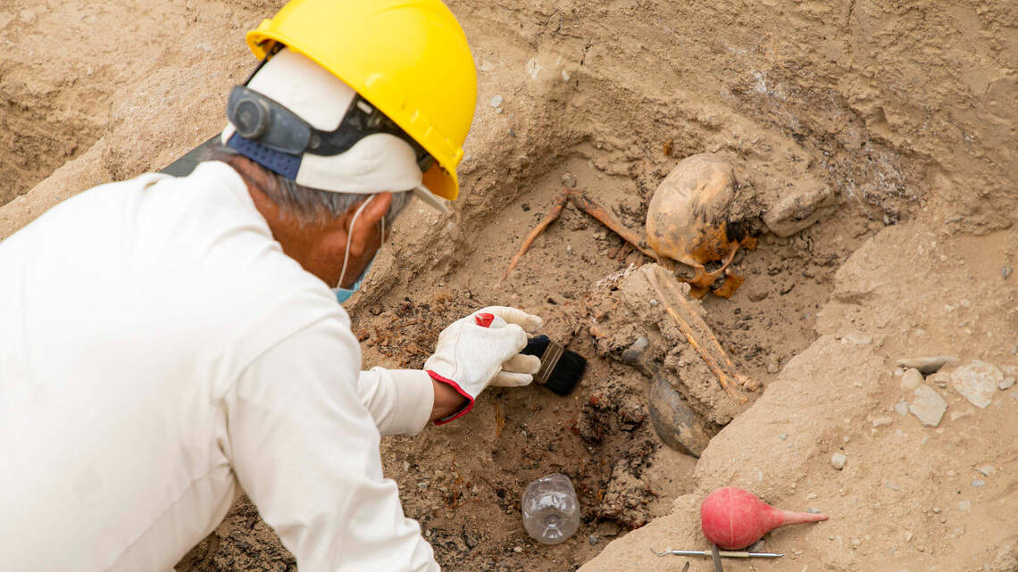 Descubren 38 tumbas intactas en Chan Chan, la gran ciudad preincaica de los chimú, en Perú