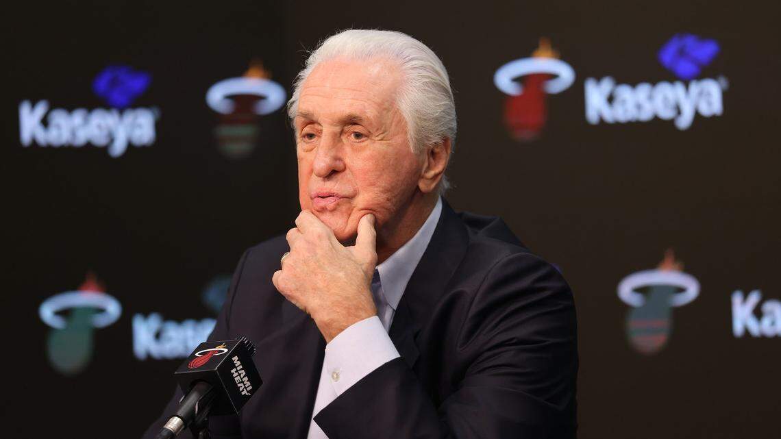 El presidente del Heat Pat Riley responde a las preguntas de los periodistas en la conferencia de prensa de despedida de la temporada, celebrada el 27 de abril de 2026 en Miami.