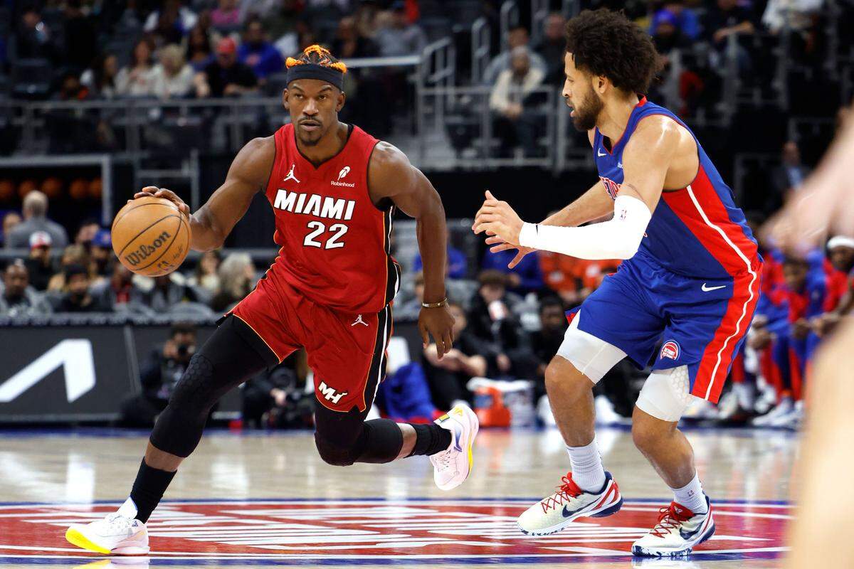 El jugador del Heat de Miami Jimmy Butler (izq.) conduce la pelota ante la marca de Cade Cunningham, de los Pistons, en el partido celebrado el 16 de diciembre de 2024 en Detroit.