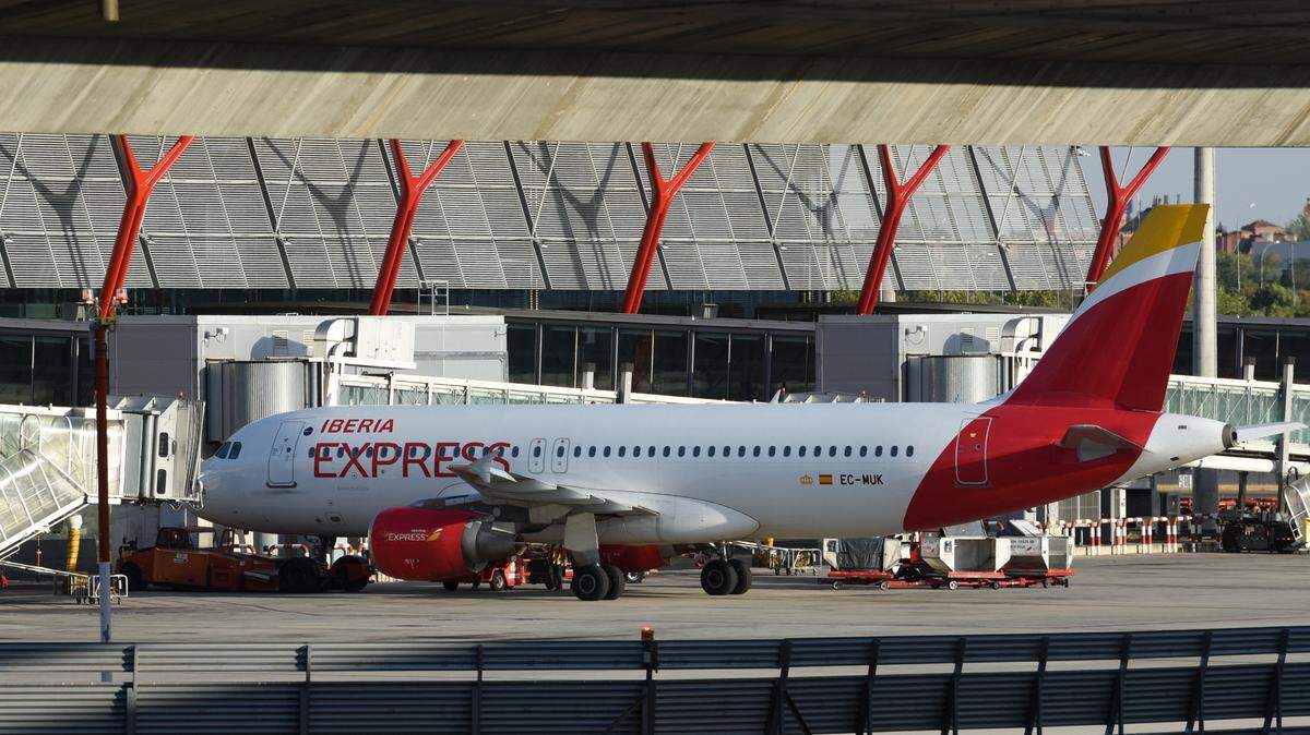 Varios aeropuertos de Europa impondrán una nueva medida respecto del equipaje de mano de los viajeros, desde el 1 de septiembre de 2024. Foto de archivo de un avión de la compañía Iberia.