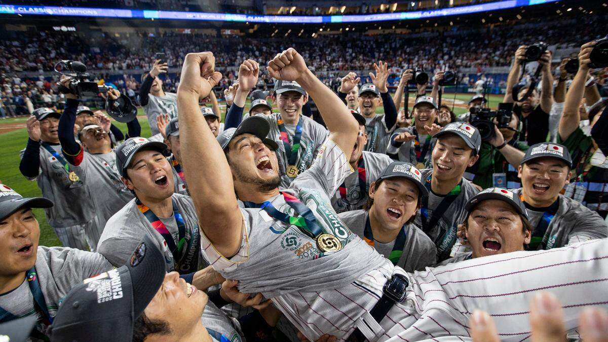 El pitcher de Japón Yu Darvish celebra con sus compañeros de equipo tras vencer a Estados Unidos en la final del Clásico Mundial de Béisbol, celebrada el 21 de marzo de 2023 en Miami.