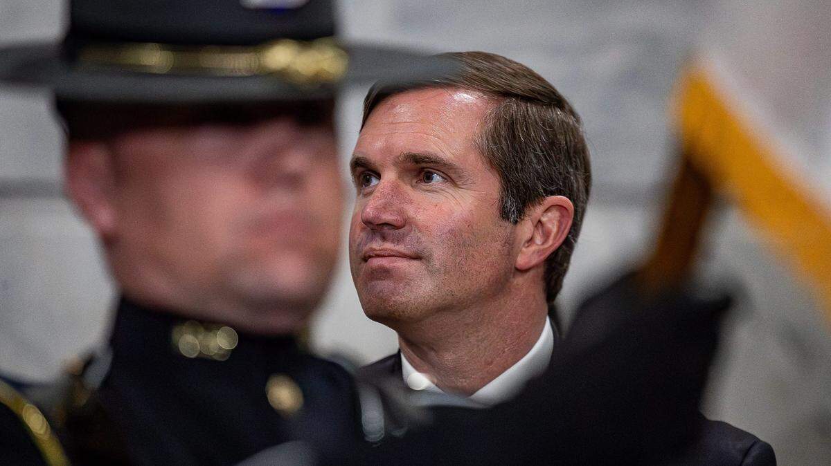 Andy Beshear, gobernador de Kentucky, participa en la ceremonia de apertura de la Asamblea Legislativa, el martes 2 de enero de 2024, en Frankfort.