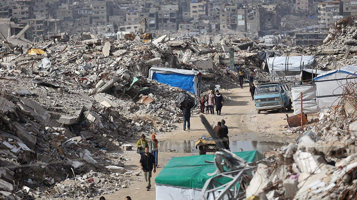 Palestinos caminan entre los escombros dejados por los ataques israelíes en Jabalia, Gaza, el 12 de enero de 2026.  