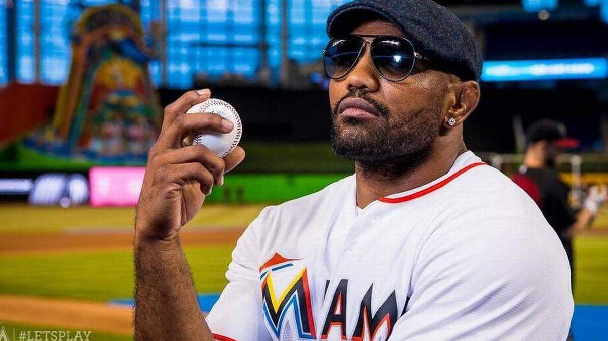 Yoel Romero lanza la primera bola en un juego de los Marlins en junio del 2017.