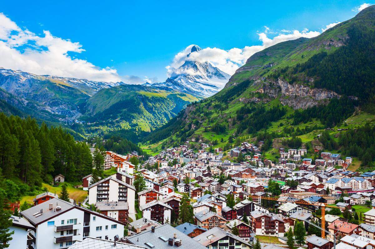 Vista panorámica aérea de la ciudad de Zermatt y el monte Cervino en el cantón de Valais, Suiza.