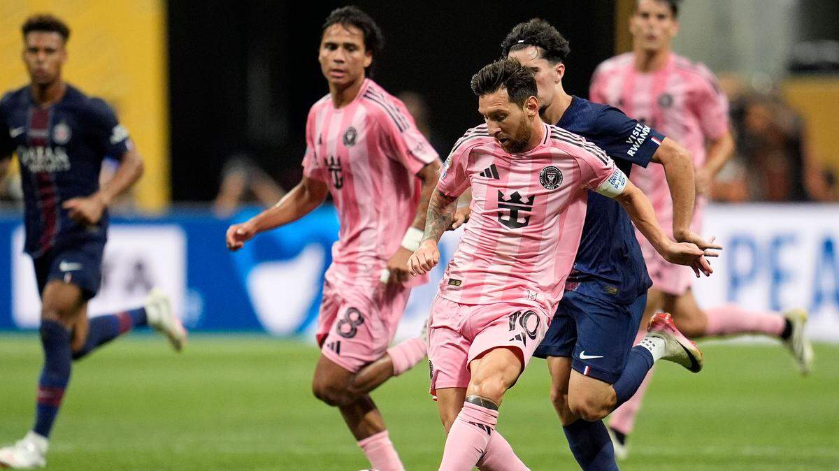 El delantero del Inter Miami Lionel Messi patea el balón ante el Paris Saint-Germain, en el partido de octavos de final del Mundial de Clubes celebrado el 29 de junio de 2025 en el Mercedes-Benz Stadium en Atlanta, Georgia.