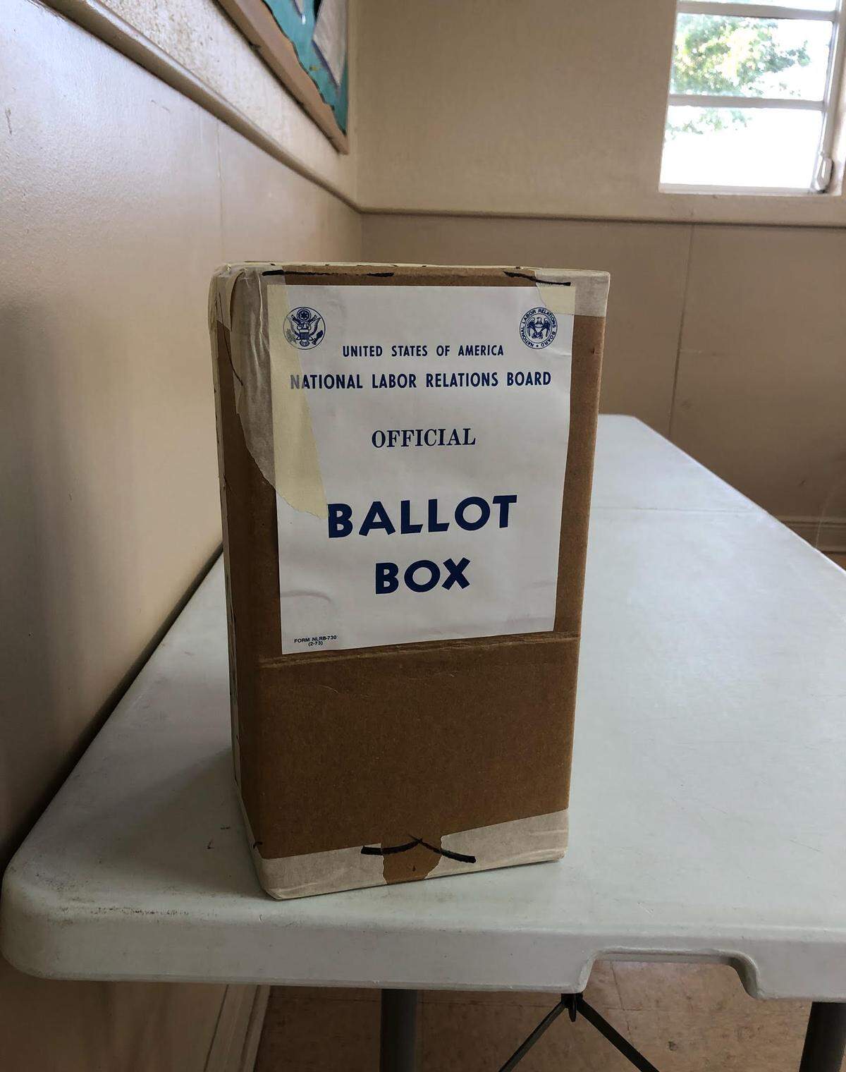 Caja de votación con el resultado de la elección por la sindicalización de los empleados de la sucursal de Starbucks en Hialeah