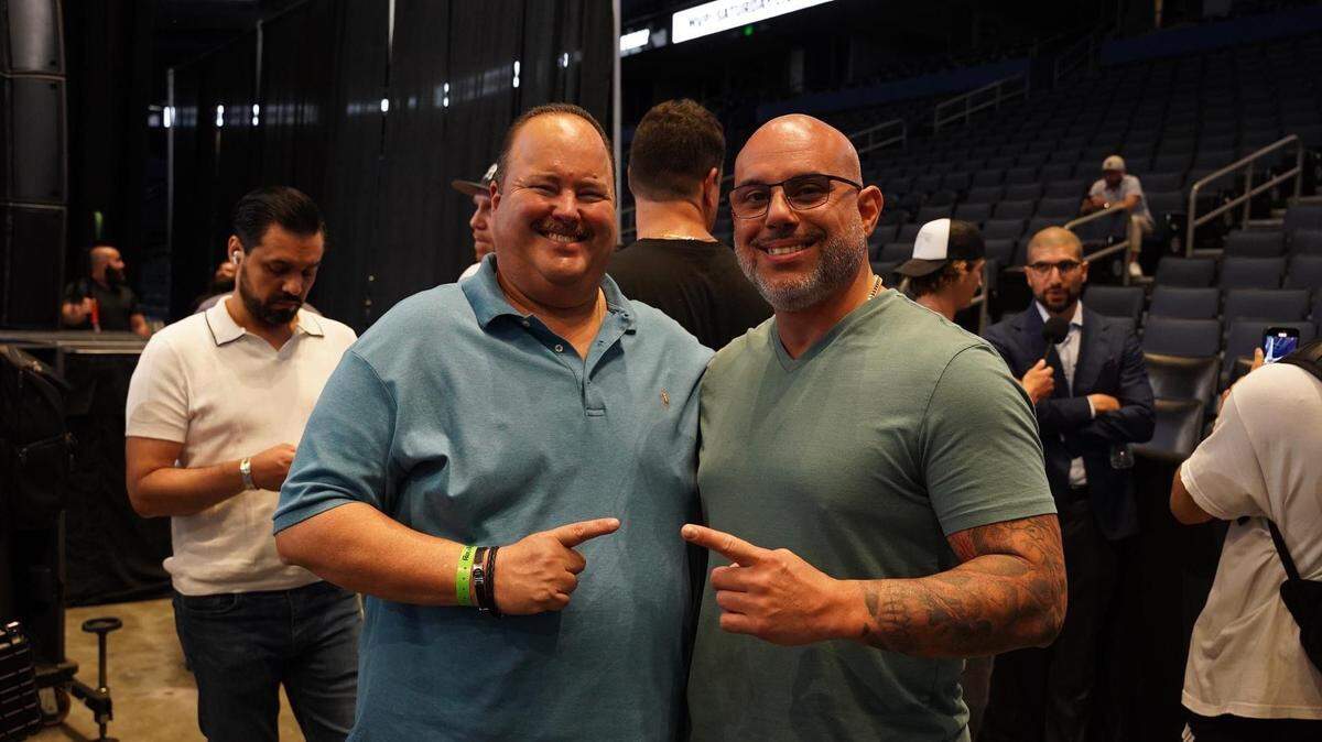El presidente de BoxLab Promotions, Amaury Piedra (izq.), junto con su asociado Eric Enrique. Ambos han forjado una promotora de boxeo que se han insertado en el complejo mundo de este deporte en Orlando.