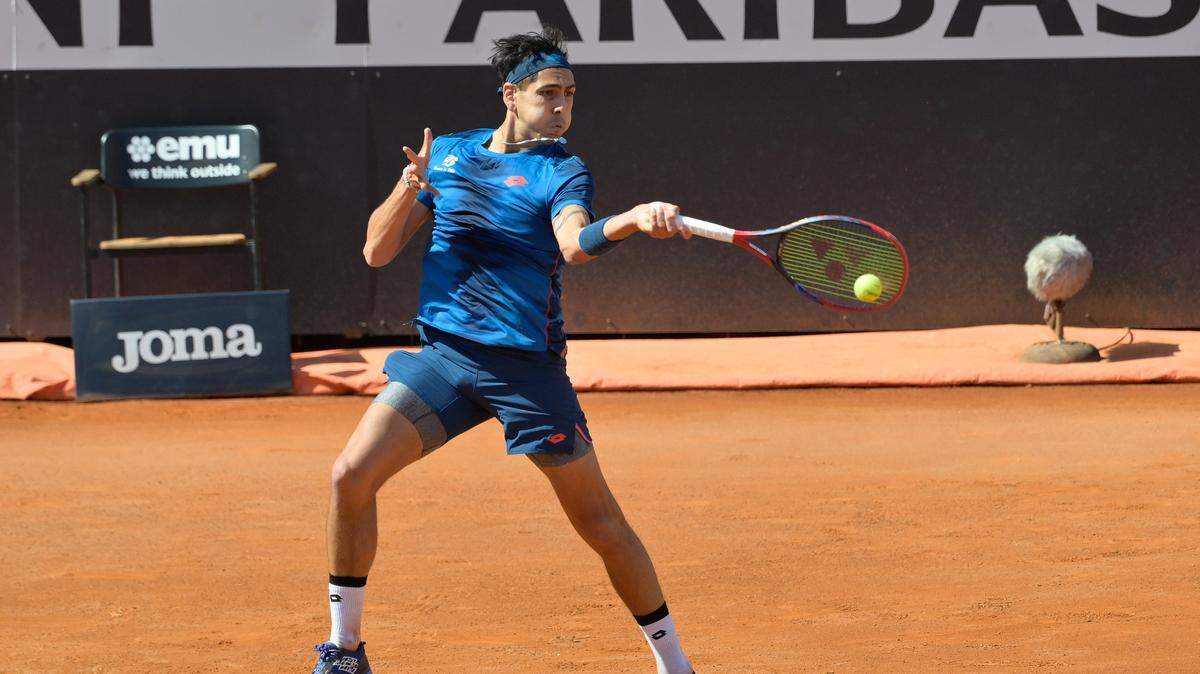 El chileno Alejandro Tabilo dio una mayúscula sorpresa este domingo al eliminar al serbio Novak Djokovic en la tercera ronda del Masters 1.000 de Roma, tras imponerse con facilidad 6-2 y 6-3, en poco más de una hora de partido.