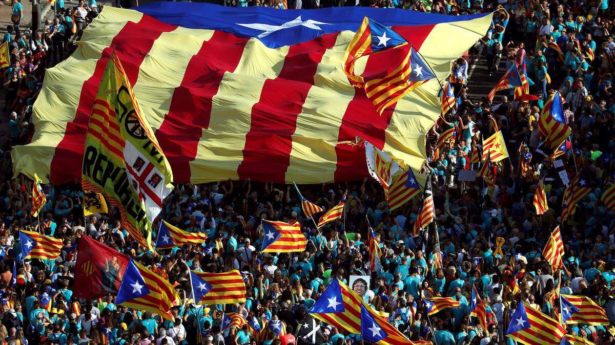 Miles de personas se concentran en la plaza de España de Barcelona, durante la manifestación independentista convocada este miércoles por la Asamblea Nacional Catalana (ANC) con motivo de la Diada.