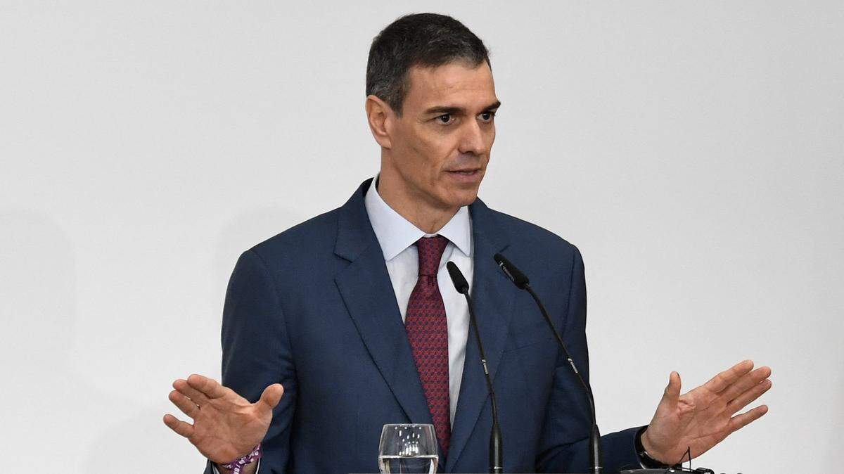 El primer ministro de España, Pedro Sánchez, hace un gesto durante una conferencia de prensa conjunta con el primer ministro de Portugal, Luis Montenegro, en la cumbre España-Portugal celebrada en el Monasterio de La Rábida en Palos de la Frontera el 6 de marzo de 2026.