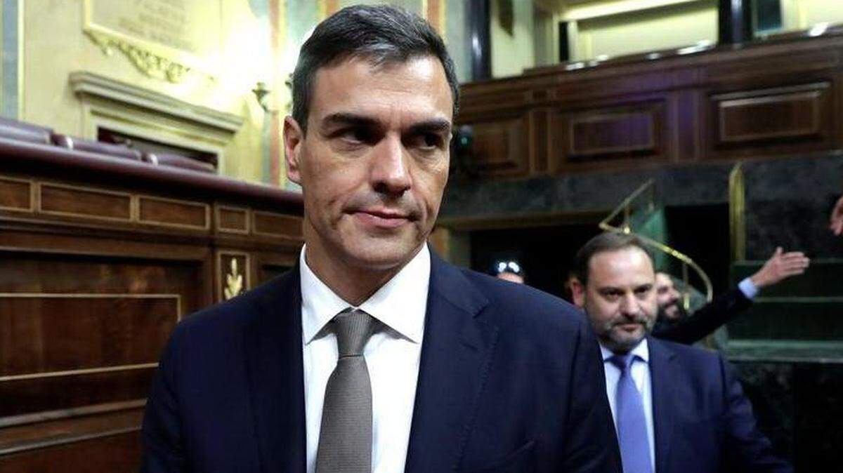 El líder del PSOE, Pedro Sánchez, entra en el hemiciclo del Congreso de los Diputados, momentos antes de reanudarse esta tarde el debate de la moción de censura presentada por el PSOE contra el presidente del Gobierno, Mariano Rajoy.