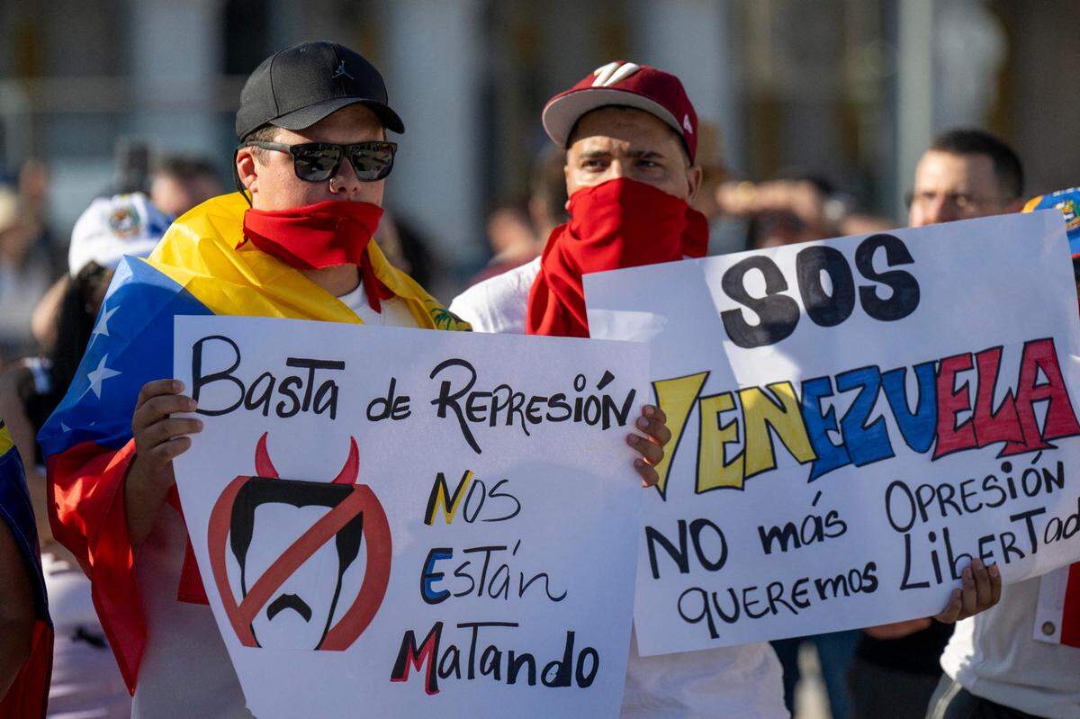 Venezolanos protestan contra la represión del gobierno de Nicolás Maduro y el posible fraude electoral cometido por el gobernante, en Lisboa, Portugal, el domingo 4 de agosto de 2024.
