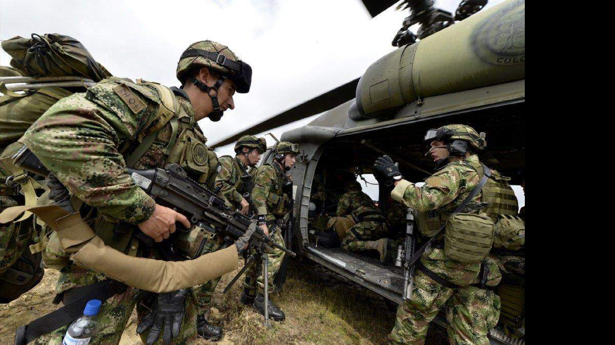 Foto publicada por la oficina de prensa del Ministerio de Defensa de Colombia, mostrando las tropas abordar un helicóptero en Quibdó, Colombia, el 19 de noviembre 2014.