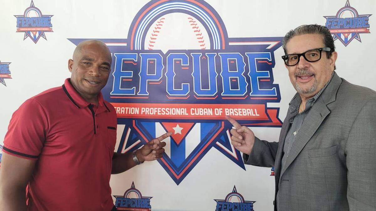 Armando Llanes Jr., presidente de la Federación Profesional Cubana de Béisbol (FEPCUBE), y Orlando “El Duque’‘ Hernández, gerente general del equipo.