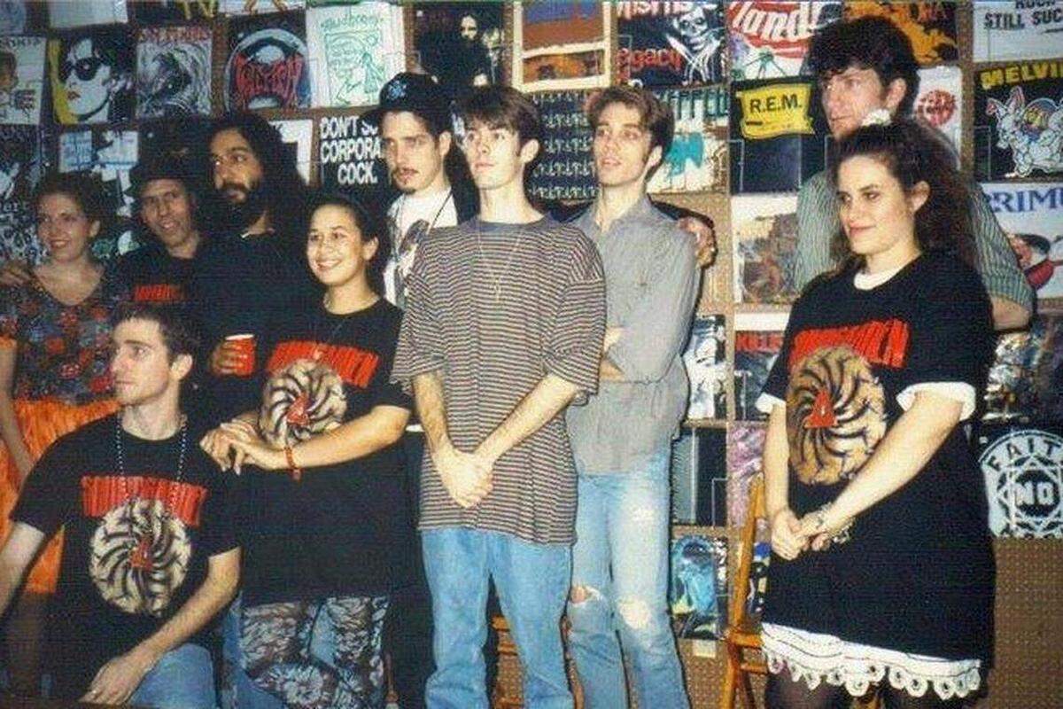 La banda de rock grunge Soundgarden, fundada en Seattle, con el fallecido vocalista Chris Cornell, junto a los empleados de Yesterday & Today Records durante una presentación en la tienda de Red Bird en diciembre de 1991.