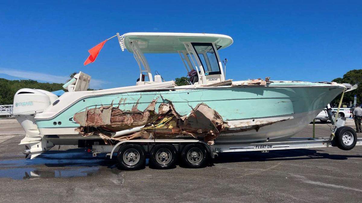 Daños al Robalo de 29 pies que navegaba George Pino cuando ocurrió el fatal accidente en la Bahía de Biscayne el 4 de septiembre de 2022.