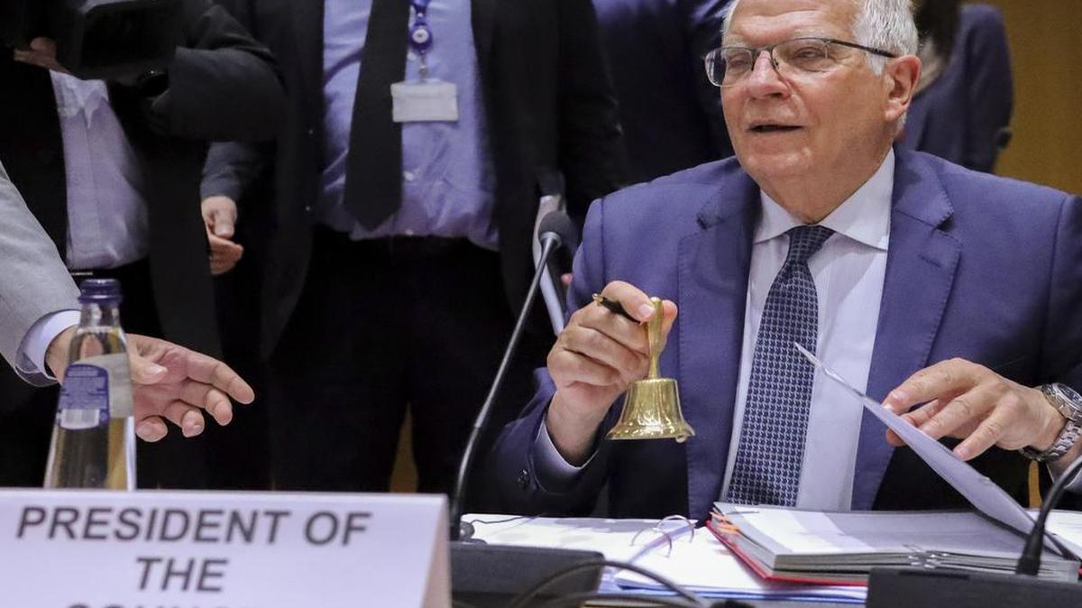 El jefe de política exterior de la Unión Europea, Josep Borrell, toca la campana para anunciar el comienzo de la reunión de ministros de Relaciones Exteriores de la UE en el edificio del Consejo Europeo en Bruselas, el lunes 16 de mayo de 2022. (Foto AP/Olivier Matthys)