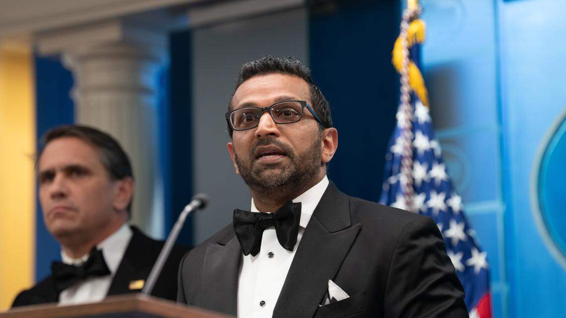 El director del FBI, Kash Patel, habla durante una conferencia de prensa en la sala de prensa Brady de la Casa Blanca el 25 de abril de 2026 en Washington, DC.
