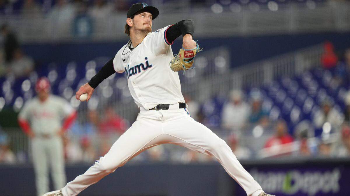 El abridor de los Marlins Adam Mazur lanza en el primer inning del partido ante los Filis de Filadelfia, celebrado el 18 de junio de 2025 en el loanDepot Park en Miami.
