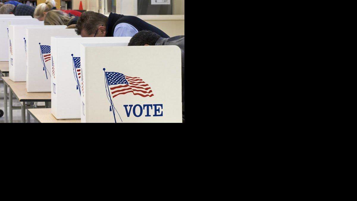 Personas votan temprano en las elecciones de Estados Unidos. 