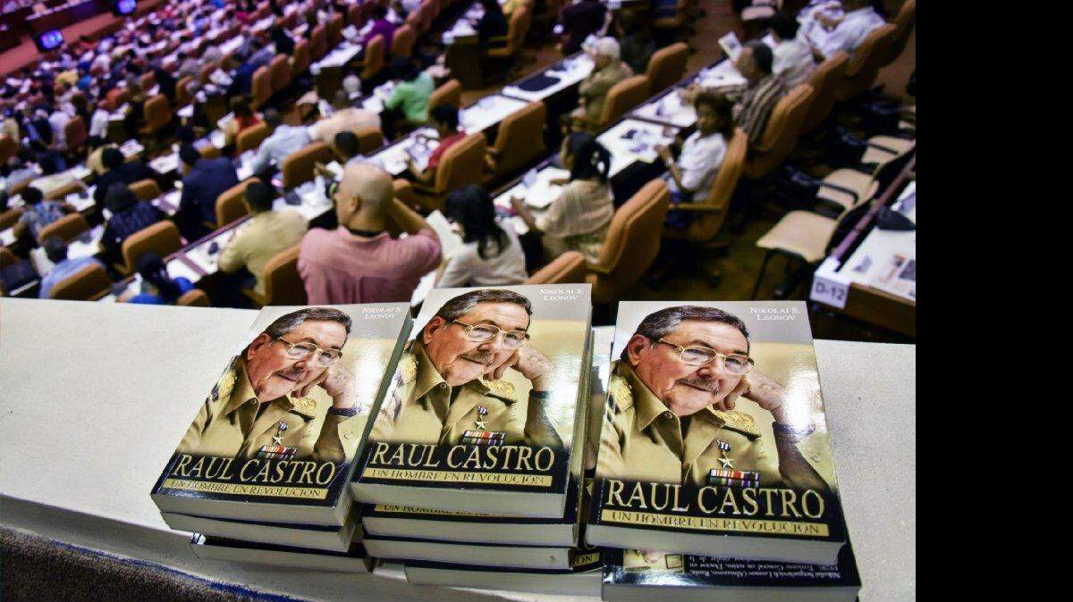 Vista de copias de un libro del escritor ruso Nikolai Leonov sobre el presidente cubano Raúl Castro durante su presentación en la Asamblea Nacional cubana en el Palacio de la Convención de La Habana, el 14 de julio de 2015.