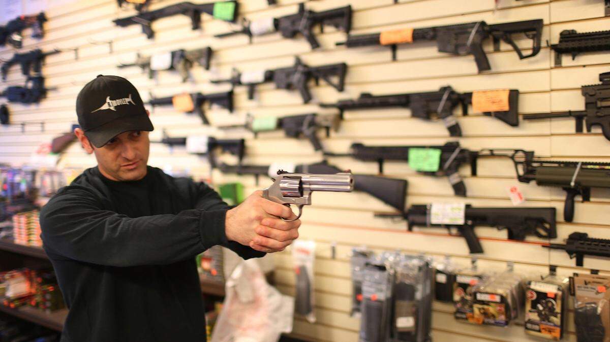 Explicó que uno de los defectos es que las ventas privadas están exentas de estos chequeos, incluyendo las que tienen lugar durante ferias comerciales de armas de fuego.