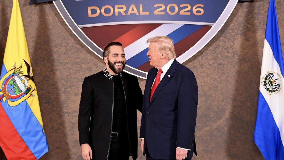 El presidente de Estados Unidos, Donald Trump, saluda a Nayib Bukele, presidente de El Salvador, mientras recibe en el “Escudo de las Américas”, una cumbre con jefes de Estado y funcionarios de gobierno de 12 países de las Américas en el Trump National Doral Golf Club el 7 de marzo de 2026 en Doral, Florida.