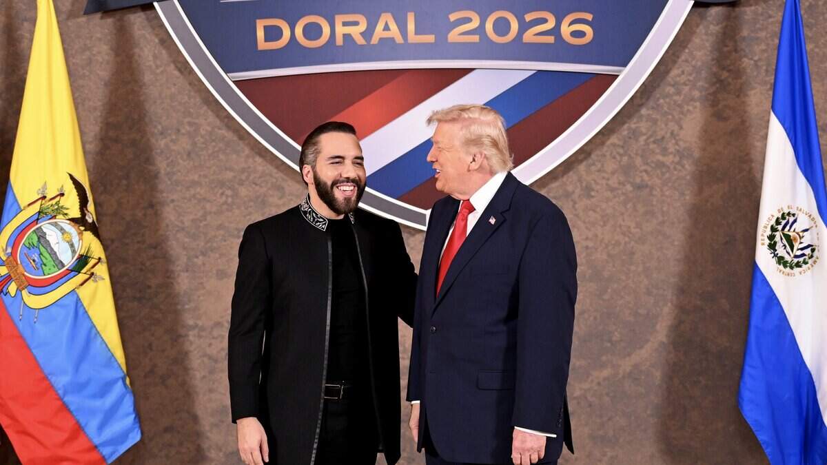 El presidente de Estados Unidos, Donald Trump, saluda a Nayib Bukele, presidente de El Salvador, mientras recibe en el “Escudo de las Américas”, una cumbre con jefes de Estado y funcionarios de gobierno de 12 países de las Américas en el Trump National Doral Golf Club el 7 de marzo de 2026 en Doral, Florida.