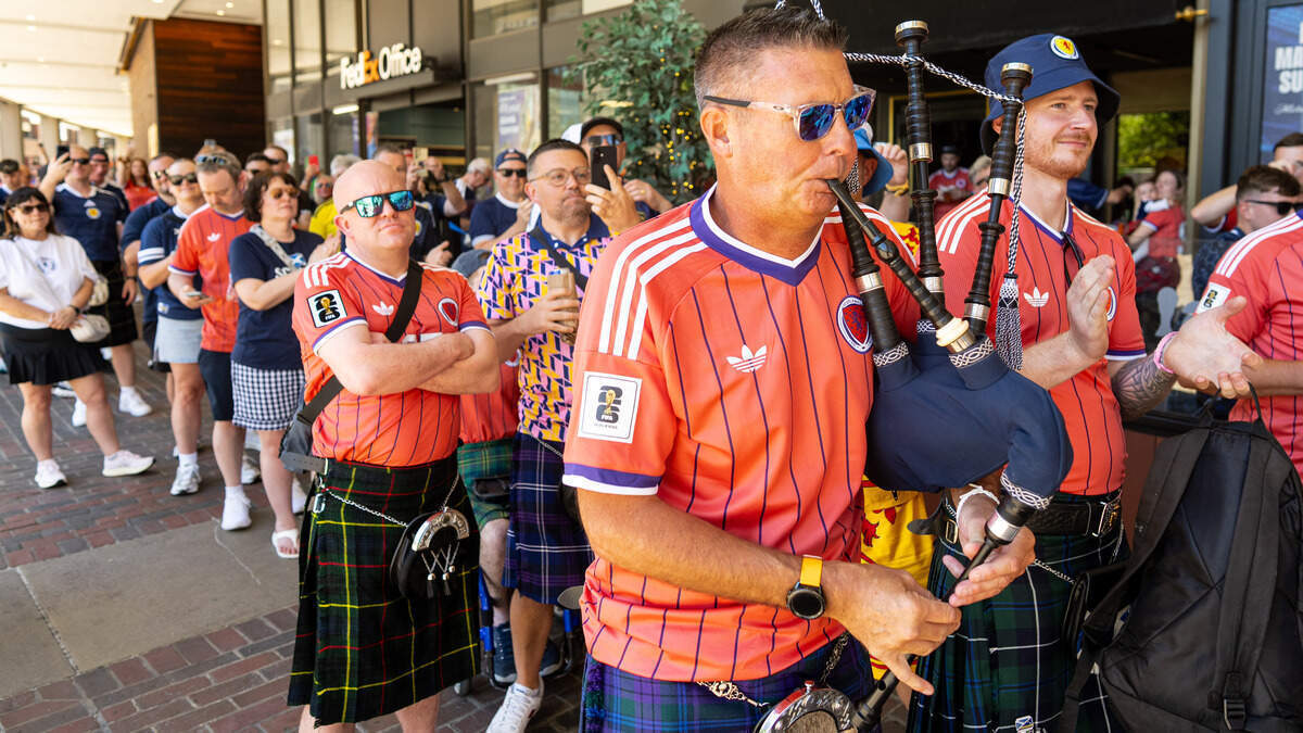 Aficionados de Escocia visten camisetas y tocan la gaita mientras esperan fuera del bar The Dubliner antes de una reunión para ver un partido de la Copa Mundial de la FIFA, el 13 de junio de 2026, en Boston, Massachusetts.