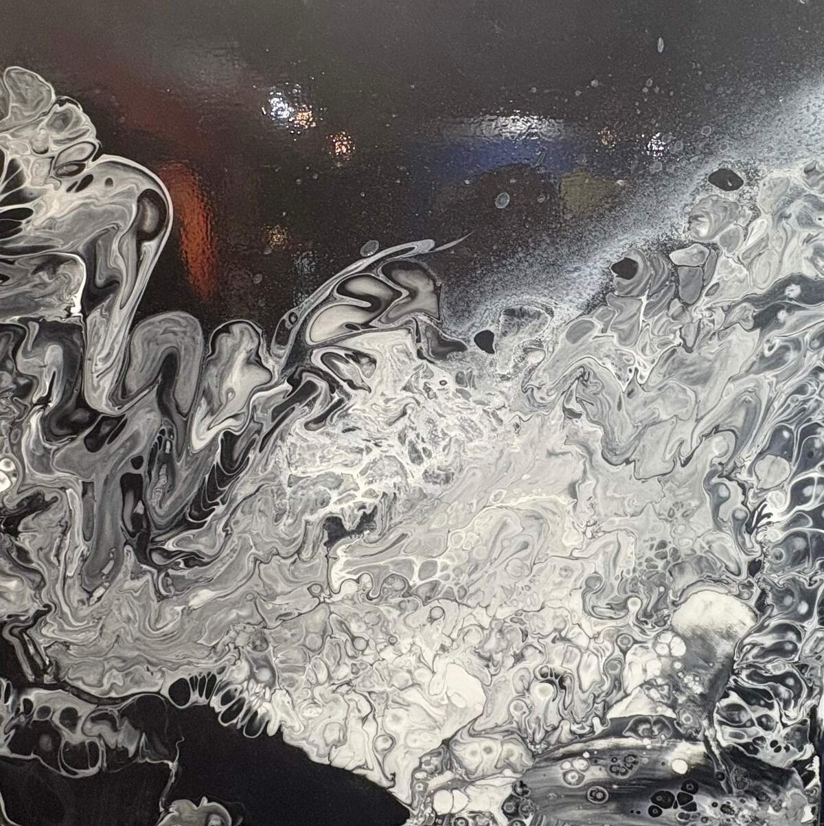 “Black and White”, 2026, acrílico sobre lienzo, 20 x 20 pulgadas.
