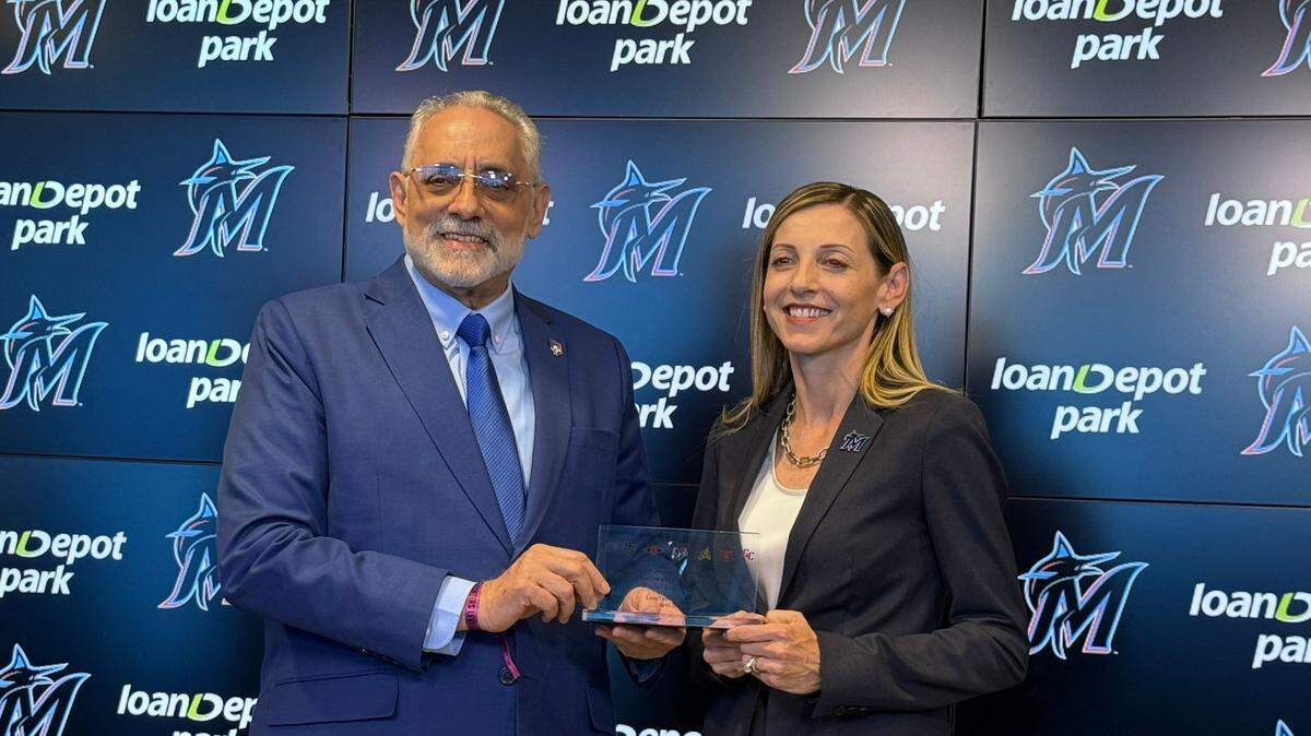 Con la presencia de Caroline O’Connor, presidenta de operaciones comerciales del club, y de Vitelio Mejía Ortiz, presidente de la LIDOM, y de ejecutivos de los 10 equipos de la liga quedó sellada una .asociación estratégica que se extenderá por varios años.