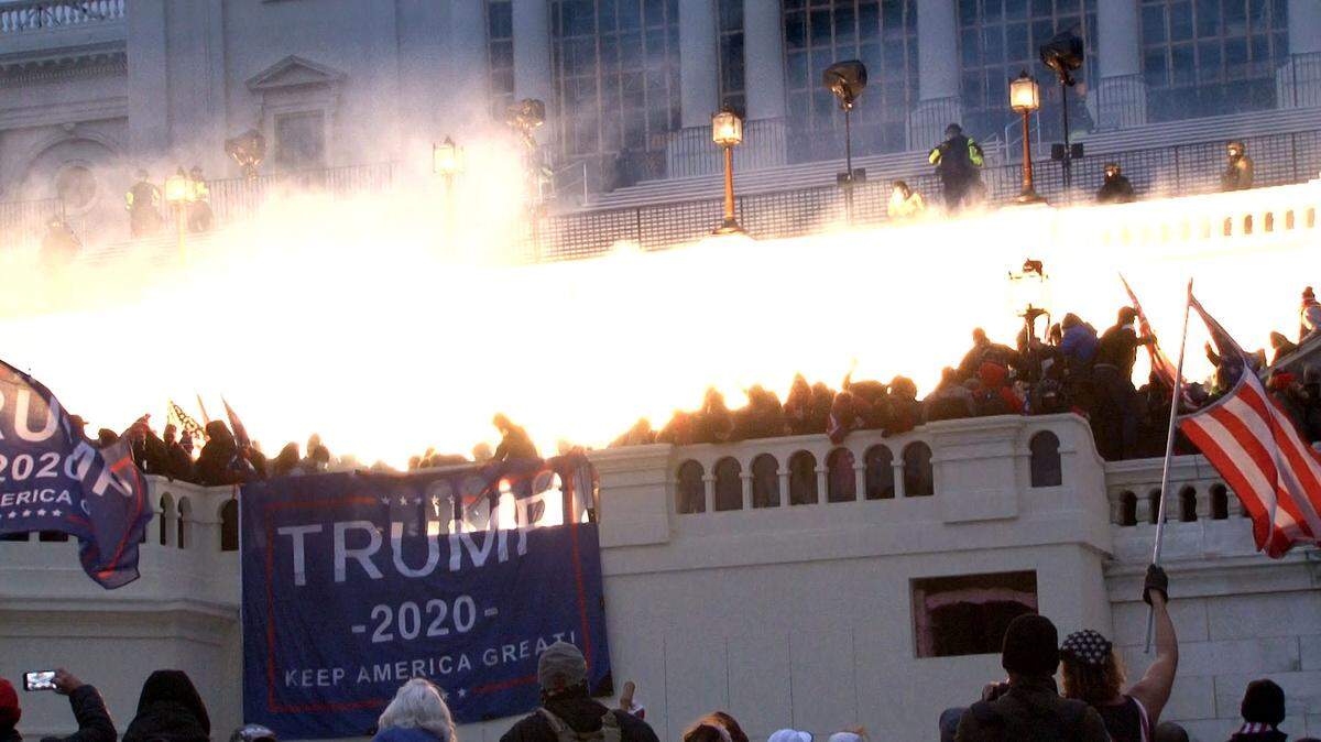 Una explosión ocurre en el lado oeste del Capitolio de Estados Unidos, en Washington, D.C., durante el asalto por parte de seguidores del expresidente Donald Trump, el 6 de enero de 2021.