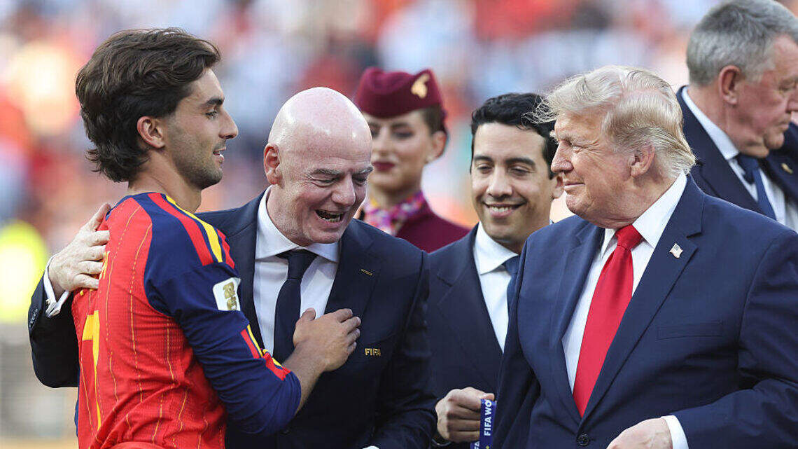 Trump publica cuatro veces video de Ferran Torres con su famosa gorra en festejo en Madrid