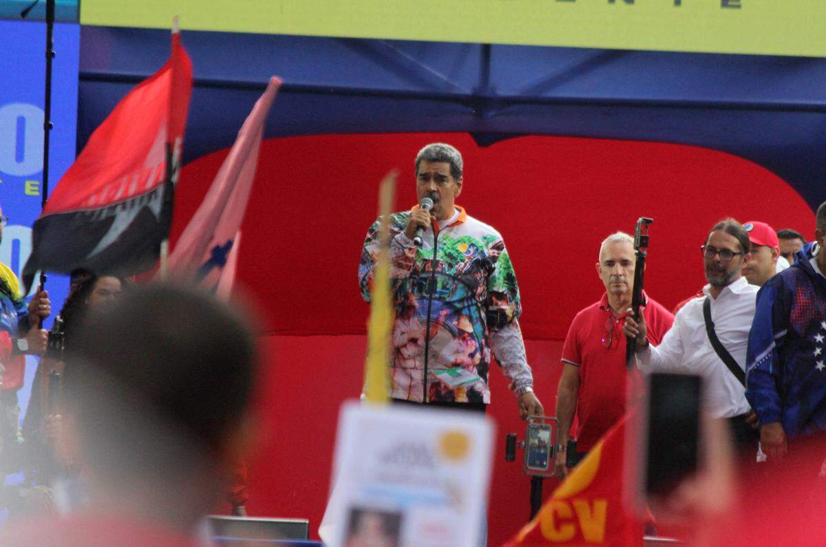El presidente Nicolás Maduro se dirige a los asistentes durante una manifestación para las próximas elecciones presidenciales en San Cristóbal, Venezuela, el 10 de julio de 2024.
